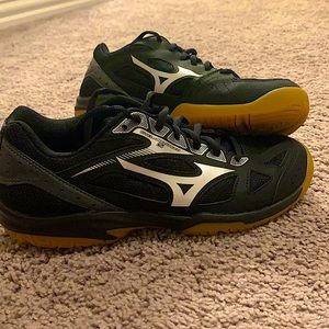 WOMENS SIZE 8.5 VOLLEYBALL SHOES